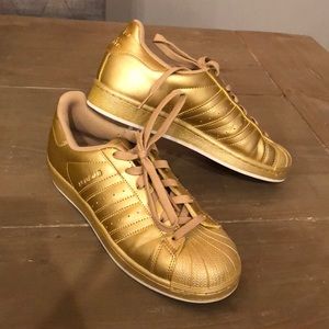 Adidas all gold tennis sneaker